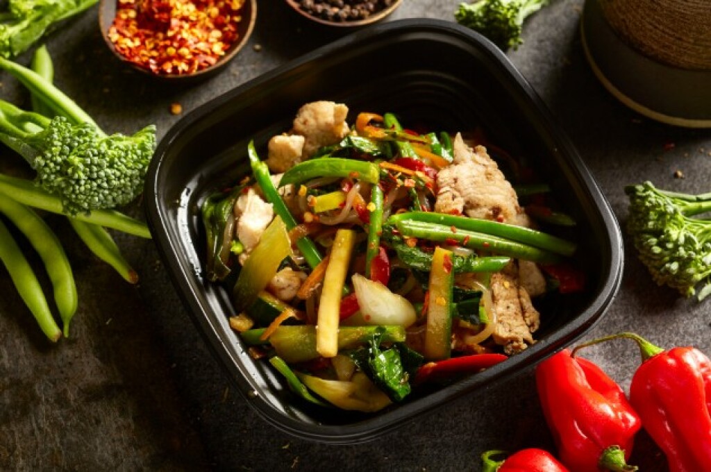 keto chicken stir fry with konjac noodles and green beans