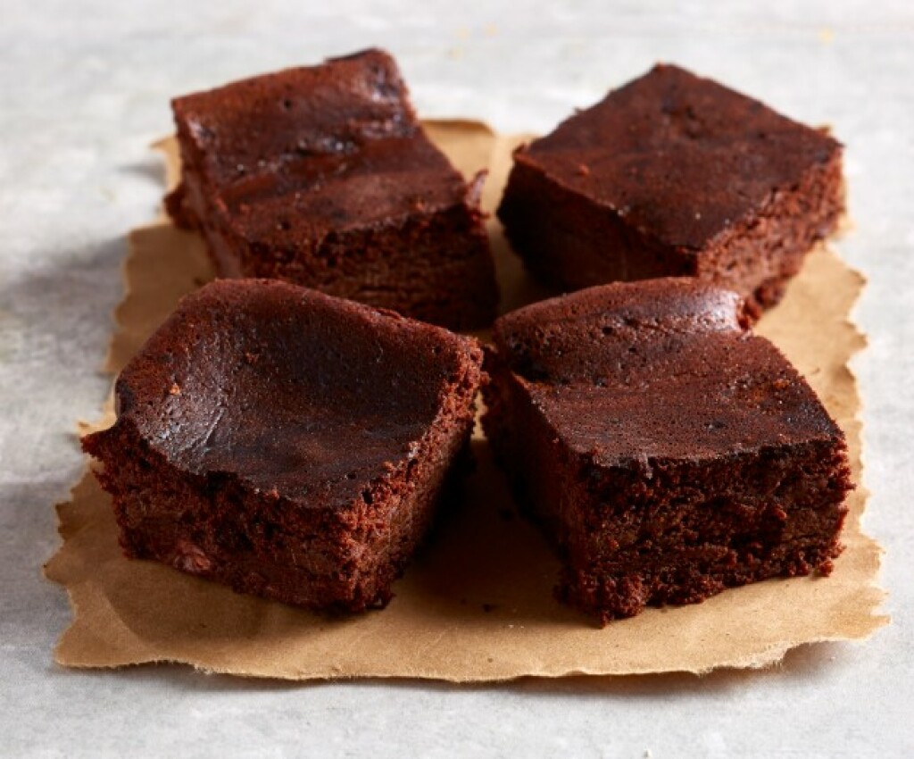 keto cake on baking paper